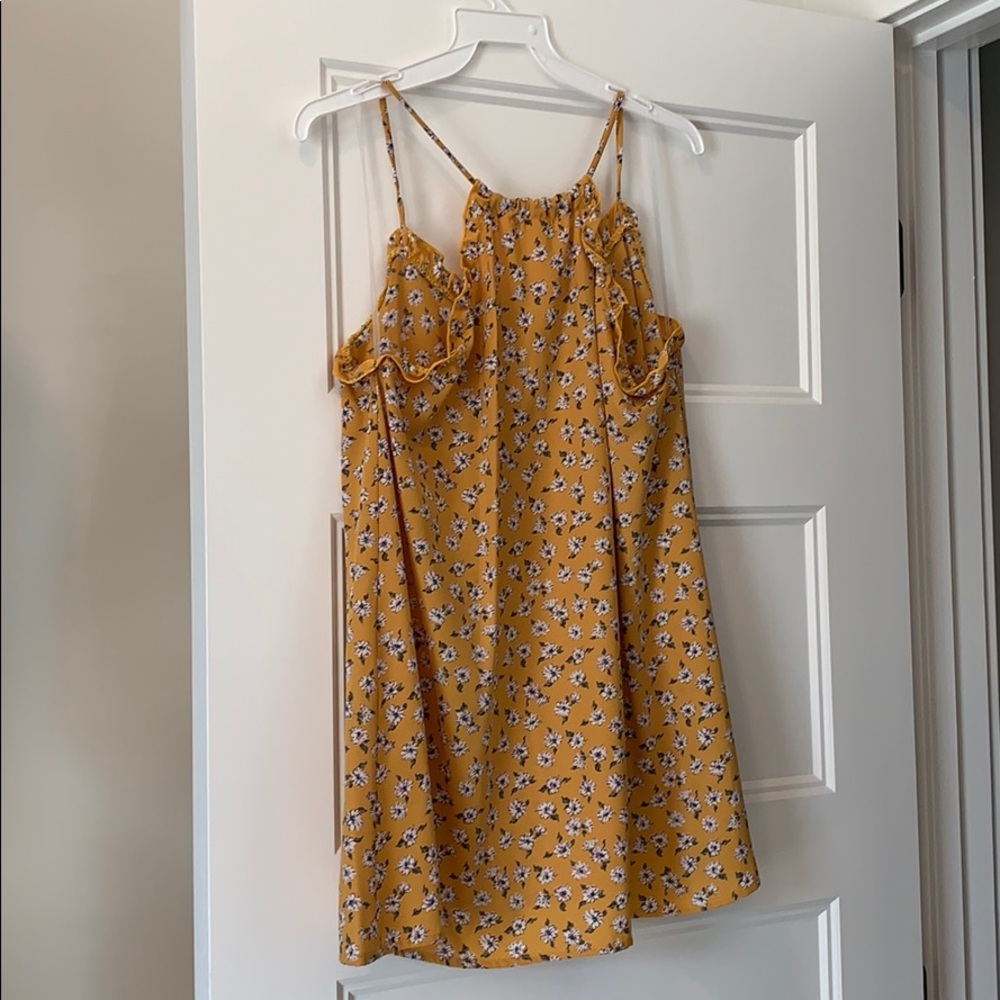 Hopely Ruffle Trim Halter Top - Picture 11 of 11